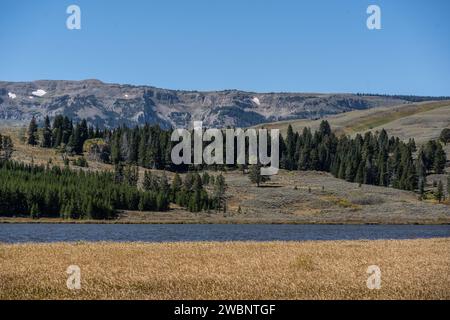 Schöner Schwanensee im Herbst mit der Gallatin Mountain Range vor blauem Himmel Stockfoto