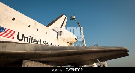 NASA und Auftragnehmer arbeiten am Space Shuttle Atlantis in der Kennedy Space Center Shuttle Landing Facility (SLF) kurz nach der Landung von Atlantis (STS-135) am frühen Donnerstagmorgen, 21. Juli 2011, in Cape Canaveral, Fla. Insgesamt verbrachte Atlantis 307 Tage im Weltraum und legte während seiner 33 Flüge fast 126 Millionen Meilen zurück. Atlantis, der vierte Orbiter, startete auf seiner ersten Mission am 3. Oktober 1985. Stockfoto