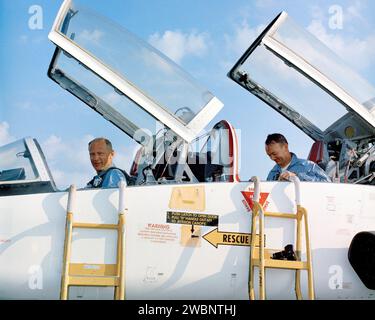 PATRICK AFB, Florida – Zur Vorbereitung der ersten Mondlandungsmission des Landes treffen die Besatzungsmitglieder der Apollo 11 auf der Patrick Air Force Base in Florida ein. Der Pilot des Lunar-Moduls Edwin E. Buzz Aldrin Jr. sitzt auf dem Vordersitz des T-38-Jets, auf dem Rücksitz des Steuermoduls Michael Collins. Der Start auf einer Trägerrakete Saturn V ist für den 16. Juli 1969 geplant. Während des 11. Apollo wird das Kommandomodul Columbia in einer Umlaufbahn um den Mond bleiben, während das Mondmodul Eagle mit Armstrong und Aldrin auf der Mondoberfläche landet. Während der 2½ Stunden Oberflächenerkundung plant die Crew, luna zu sammeln Stockfoto