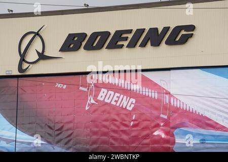 Everett, Washington, USA. Januar 2024. Das Boeing-Logo und Wandgemälde in der Boeing Everett Factory. Die Boeing Everett-Fabrik ist eine Flugzeugmontageanlage, die von Boeing betrieben wird. Das Werk ist eines der größten Gebäude der Welt. Nach einem Vorfall mit einem Flugzeug der Boeing 737 Max 9 vor fast einer Woche hat die FAA heute eine Untersuchung des Unternehmens und seiner Sicherheitspraktiken angekündigt. (Kreditbild: © Scott Brauer/ZUMA Press Wire) NUR REDAKTIONELLE VERWENDUNG! Nicht für kommerzielle ZWECKE! Stockfoto