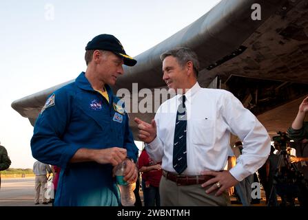 NASA Kennedy Space Center Director Bob Cabana, rechts, und Commander Chris Ferguson sprechen unter dem Space Shuttle Atlantis kurz nachdem Ferguson und der Rest der STS-135 Crew in der Kennedy Space Center Shuttle Landing Facility (SLF) der NASA gelandet sind. Abschluss einer 13-tägigen Mission zur Internationalen Raumstation (ISS) und des letzten Fluges des Space Shuttle-Programms am frühen Donnerstagmorgen, 21. Juli 2011, in Cape Canaveral, Fla. Insgesamt verbrachte Atlantis 307 Tage im Weltraum und legte während seiner 33 Flüge fast 126 Millionen Meilen zurück. Atlantis, der vierte Orbiter, startete bei seinem ersten Fehlschlag Stockfoto