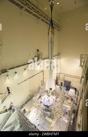 Am 3. Oktober 2014 wurde Orions Launch Abort System (LAS) an der Spitze des Crew- und Servicemoduls in der Launch Abort System Facility im Kennedy Space Center positioniert. Die EFT-1-Vorbereitungen beinhalteten das Testen des Jettison-Motors und das Überprüfen, ob die LAS das Crew-Modul im Notfall in Sicherheit bringen konnte. Stockfoto