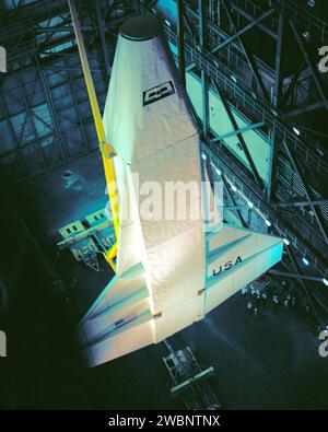 Das Space Shuttle-Modell Pathfinder wurde am 31. Mai 1978 im Vehicle Assembly Building des Kennedy Space Centers einem Lifttest unterzogen, um Arbeitsplattformen zu überprüfen, das Training der Crew zu unterstützen und Verfahren nach der Landung zu Proben, bevor es im U.S. Space and Rocket Center ausgestellt wurde. Stockfoto