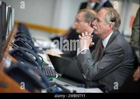 William Gerstenmaier, der stellvertretende Administrator der NASA für Raumfahrtoperationen, überwacht den Countdown bis zum Start des Space Shuttle Endeavour (STS-134) vom Fire Room Four des Launch Control Center (LCC) am Montag, den 16. Mai 2011, im Kennedy Space Center in Cape Canaveral, Fla. Während der Mission werden Endeavour und die STS-134-Besatzung das Alpha-Magnetspektrometer (AMS) und Ersatzteile liefern, darunter zwei S-Band-Kommunikationsantennen, einen Hochdruckgastank und zusätzliche Ersatzteile für Dextre. Stockfoto