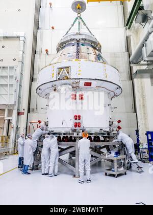 Der Orion-Raumschiff-Stapel für Artemis I, einschließlich der Crew- und Servicemodule, wurde am 11. November 2019 aus der FAST-Zelle geholt. Nach dem Stapeln und Stecken wurde er mit einem Vertikator für den horizontalen Transport zur Plum Brook Station in Ohio für Umwelttests gedreht. Bei der Rückkehr zum Kennedy Space Center werden die letzten Panels und Solaranlagen installiert. Stockfoto
