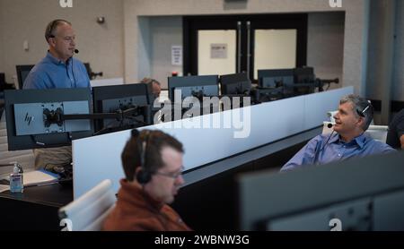 Norm Knight, stellvertretender Direktor für Flugoperationen im Johnson Space Center der NASA, links, und Steve Stich, stellvertretender Manager des Commercial Crew Program der NASA, rechts, überwachen Sie den Countdown während einer Kostümprobe zur Vorbereitung auf den Start einer SpaceX Falcon 9-Rakete mit der Crew Dragon auf der NASA-Mission SpaceX Demo-2 mit den NASA-Astronauten Robert Behnken und Douglas Hurley an Bord, Samstag, den 23. Mai 2020. im Schießraum vier des Startkontrollzentrums im Kennedy Space Center der NASA in Florida. Die SpaceX Demo-2-Mission der NASA ist der erste Start mit Astronauten der Sp Stockfoto