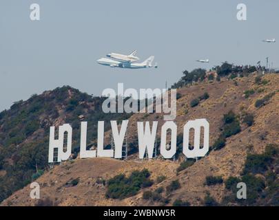 Das Space Shuttle Endeavour und seine Gastgeber NASA 747 Shuttle Carrier fliegen 2012 über das Hollywood-Schild auf dem Weg zum Los Angeles International Airport und einer Überlandfahrt zum California Science Center. Die Kalifornier schauten am 21. September zum Morgenhimmel auf und sahen Endeavour über ihre Gemeinde fliegen. Die letzte Etappe des Fluges von Endeavour vom Kennedy Space Center der NASA in Florida bot vielen Menschen die Gelegenheit, den historischen Flug zu erleben. Stockfoto