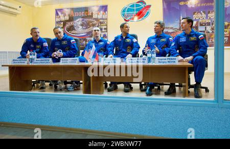 Expedition 29 Besatzungsmitglieder, darunter Daniel Burbank, Anton Schkaplerov, Anatoly Ivanishin, Joseph Acaba, Gennady Padalka und Sergei Revin nehmen am 12. November 2011 an einer Pressekonferenz im Cosmonaut Hotel in Baikonur, Kasachstan, teil. Stockfoto