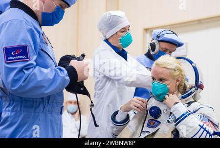 Die NASA-Astronautin Kate Rubins wird in ihrem russischen Sokol-Anzug unterstützt, während sie und ihre Mitstreiter Sergej Ryzhikow und Sergej Kud-Swerchkov aus Roscosmos sich auf ihren Sojus-Start auf die Internationale Raumstation am Mittwoch, den 14. Oktober 2020, im Kosmodrom Baikonur in Kasachstan vorbereiten 64. Das Trio startete um 1:45 Uhr EDT, um eine sechsmonatige Mission an Bord der Internationalen Raumstation zu beginnen. Stockfoto