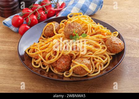 Italienische Spaghetti mit Fleischbällchen in Tomatensauce Stockfoto