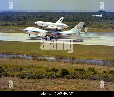 RAUMFAHRTZENTRUM KENNEDY, FLA. - Shuttle-Orbiter Columbia an Bord eines 747 Shuttle Carrier-Flugzeugs landet bei KSC nach dem ersten erfolgreichen Raumflug. Stockfoto