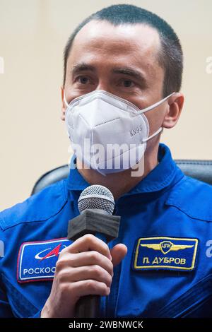 Petr Dubrov, Mitglied der Expedition 64 aus Roscosmos, wird während einer Pressekonferenz am Dienstag, den 13. Oktober 2020, im Cosmonaut-Hotel in Baikonur, Kasachstan, unter Quarantäne gestellt. Die Mitglieder der Expedition 64 Kate Rubins von der NASA und Sergej Ryzhikov und Sergej Kud-Swerchkov von Roscosmos sollen am 14. Oktober an Bord der Raumsonde Sojus MS-17 zur Internationalen Raumstation starten. Stockfoto