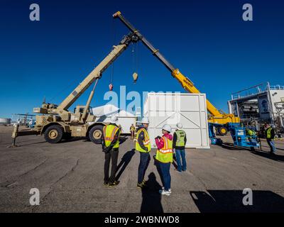 Am 21. Februar 2017 installierten die Ingenieure erfolgreich das European Service Module Propulsion Qualification Module (PQM) der ESA in der White Sands Test Facility der NASA in New Mexico, das von Airbus – dem Hauptauftragnehmer der ESA für das Service Module – geliefert wurde. Das Modul wird mit insgesamt 21 Triebwerken zur Unterstützung des Orion-Raumschiffs der NASA ausgestattet sein: Einem US-Space Shuttle Orbital Manövering System (OMS)-Triebwerk, acht Hilfshubdüsen und 12 kleineren Triebwerken, die von Airbus Safran-Trägerraketen in Deutschland hergestellt werden. Die PQM-Struktur aus Vollstahl wird verwendet, um die Antriebssysteme auf Orion zu testen, einschließlich „Heißfeuerung“ von Stockfoto