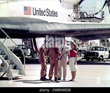 CAPE CANAVERAL, Fla. Präsident und First Lady Reagan treffen die Astronauten Thomas K. Mattingly II und Henry W. Hartsfield Jr. nach der Landung des Space Shuttle Columbia auf der Edwards Air Force Base in Kalifornien. Stockfoto