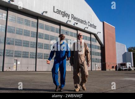 Das Open House der NASA Langley zog über 37.000 Besucher an. Der X59-Pilot Nils Larson und der Astronaut Victor Glover vereinen sich im Hangar, der von Clayton Turner geleitet wurde. Stockfoto
