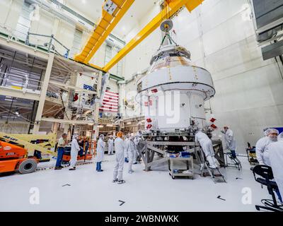 Der Orion-Raumschiff-Stapel für Artemis I wurde am 11. November 2019 aus der SCHNELLZELLE geholt. Crew- und Servicemodule wurden separat verarbeitet, gestapelt und verbunden. Der Stapel wurde horizontal durch einen Vertikator gedreht, um ihn zur Plum Brook Station in Ohio zu transportieren. Letzte Panels und vier Solarzellen werden im Kennedy Space Center installiert. Stockfoto