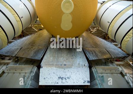 Das Space Shuttle Atlantis (STS-135) wird auf einer Mobile Launcher Platform (MLP) gesehen, kurz bevor es seine Reise von High Bay 3 im Vehicle Assembly Building zum Launch Pad 39a für seinen letzten Flug am Dienstag Abend, den 31. Mai 2011, im Kennedy Space Center in Cape Canaveral, Florida, antritt. Die 3,4 km lange Wanderung, bekannt als „Rollout“, dauert etwa sieben Stunden. Atlantis wird das Multifunktions-Logistikmodul Raffaello übernehmen, um Lieferungen, Logistik und Ersatzteile an die Internationale Raumstation zu liefern. Der Start von STS-135 ist für den 8. Juli geplant. Stockfoto