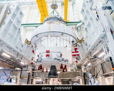 Die NASA holte den Orion-Team- und Servicemodul-Stack für Artemis I aus der FAST Cell für die Umweltprüfung der Plum Brook Station, mit geplanter Endmontage und Installation von Solaranlagen im Kennedy Space Center. Stockfoto