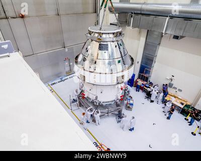 Der Orion-Raumschiff-Stapel, einschließlich Crew- und Servicemodule, wurde am 11. November 2019 aus FAST Cell geholt. Die Module wurden gestapelt, verbunden und für den Transport zur Plum Brook Station in Ohio für Umwelttests gedreht, bevor sie zum Kennedy Space Center für die Endmontage und Installation von Solaranlagen zurückkehrten. Stockfoto