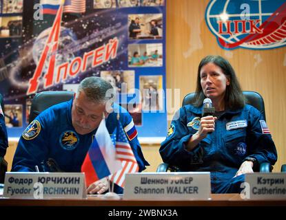 Expedition 24 Flugingenieur Shannon Walker beantwortet die Frage eines Reporters während einer Pressekonferenz im Cosmonaut Hotel in Baikonur, Kasachstan am Montag, den 14. Juni 2010. Der Start der Sojus-Raumsonde mit den NASA-Flugingenieuren Shannon Walker und Douglas Wheelock sowie dem Sojus-Kommandeur Fjodor Yurchikhin ist für Mittwoch, den 16. Juni 2010 um 3:35 Uhr kasachischer Zeit geplant. Stockfoto