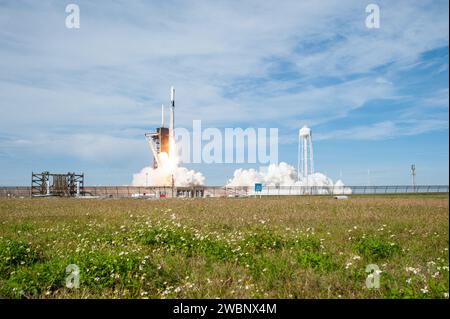 Am 6. Dezember 2020 um 11:17 Uhr EST startet eine SpaceX Falcon 9-Rakete vom Launch Complex 39A im Kennedy Space Center in Florida, wo sie das unbemannte Cargo Dragon-Raumschiff auf seiner Reise zur Internationalen Raumstation für die NASA und die 21st Commercial ReSupply Services (CRS-21) von SpaceX transportierte. Dragon wird mehr als 6.400 Pfund wissenschaftliche Untersuchungen und Fracht in das umkreisende Labor liefern. Die Mission ist der erste Start für SpaceX im Rahmen des CRS-2-Vertrags der NASA. Stockfoto