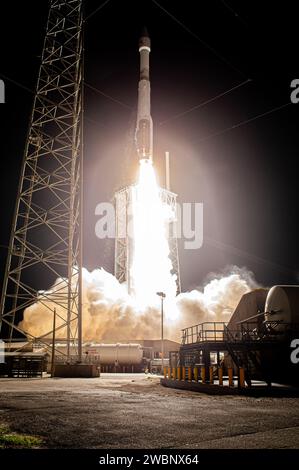 Die Atlas V-Rakete der United Launch Alliance, die den Solar Orbiter trägt, steigt am 9. Februar 2020 vom Space Launch Complex 41 auf der Cape Canaveral Air Force Station in Florida nach oben. Der Abflug war um 23:03 Uhr EST. Solar Orbiter ist eine internationale Kooperationsmission der ESA (European Space Agency) und der NASA. Ziel der Mission ist es, die Sonne, ihre äußere Atmosphäre und den Sonnenwind zu untersuchen. Die Raumsonde wird die ersten Bilder der Sonnenpole liefern. Die Raumsonde wurde von Airbus Defence and Space entwickelt. Das Launch Services Program der NASA mit Sitz in Kennedy leitete den Start. Stockfoto