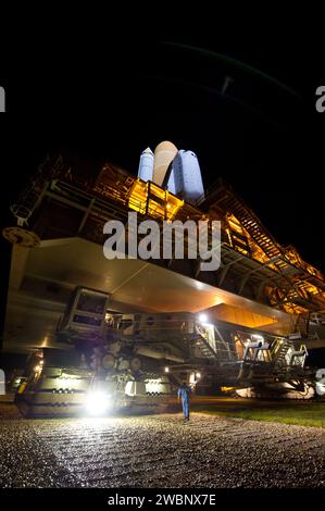 Space Shuttle Atlantis (STS-135) wird auf der Mobile Launch Platform (MLP) während seiner Reise von High Bay 3 im Vehicle Assembly Building zum Launch Pad 39a für seinen letzten Flug am Dienstag Abend, 31. Mai 2011, im Kennedy Space Center in Cape Canaveral, Florida, gesehen. Die 3,4 km lange Wanderung, bekannt als „Rollout“, dauert etwa sieben Stunden. Atlantis wird das Multifunktions-Logistikmodul Raffaello übernehmen, um Lieferungen, Logistik und Ersatzteile an die Internationale Raumstation zu liefern. Der Start von STS-135 ist für den 8. Juli geplant. Stockfoto