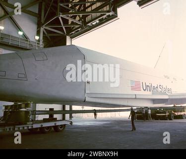 Das Space Shuttle-Modell Pathfinder betrat am 15. Mai 1978 das Vehicle Assembly Building im Kennedy Space Center. Dort wurden Passkontrollen, Arbeitsplatztests, Bodenbesatzungsschulungen, und die Probe nach der Landung. Stockfoto