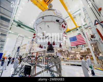 Der Artemis I Orion-Raumschiff-Stack, einschließlich Crew- und Servicemodule, wurde aus der FAST Cell für Umwelttests an der Plum Brook Station entfernt, mit anschließender Installation von Panel und Solar-Array im Kennedy Space Center. Stockfoto