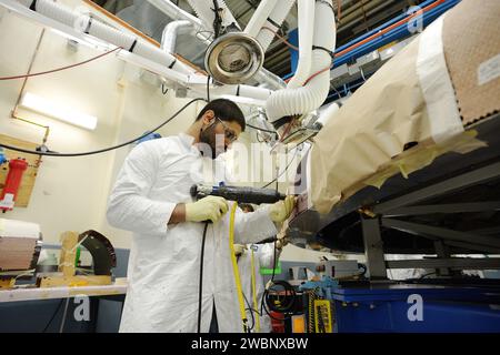Techniker von Textron in Wilmington, Massachusetts, haben am 22. Mai 2013 Ablativmaterial von Avcoat auf die Wabenstruktur des Wärmeschutzträgers EFT-1 Orion aufgetragen. Stockfoto