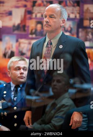 Jeffrey N. Williams, der Ingenieur der Expedition 21, wurde während der Sitzung der Staatskommission zur Genehmigung des Sojus-Starts von Williams, Maxim Suraev und des Raumfahrtteilnehmers Guy Laliberté am Dienstag, 29. September 2009 in Baikonur, Kasachstan, anerkannt. Die Besatzung wird in einem separaten Raum mit einem Glasfenster untergebracht, um ihre Gesundheit zu erhalten. Stockfoto