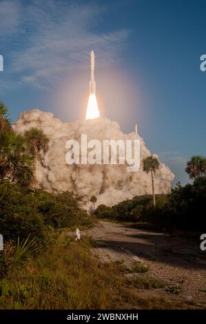 Am 30. Juli 2020 um 7:50 Uhr EDT hebt eine Atlas V 541-Rakete der United Launch Alliance vom Space Launch Complex 41 auf der Cape Canaveral Air Force Station in Florida ab. Der rover ist Teil des Mars Exploration Program der NASA, einem langfristigen Projekt zur robotergestützten Erkundung des Roten Planeten. Die sieben Instrumente des rovers werden nach bewohnbaren Bedingungen in der alten Vergangenheit und nach Anzeichen für vergangenes mikrobielles Leben auf dem Mars suchen. Das Launch Services Program bei Kennedy ist für das Launch Management zuständig. Stockfoto