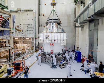 Das Orion-Raumschiff, einschließlich Crew- und Servicemodule, wurde am 11. November 2019 aus FAST Cell geholt. Die Module wurden gestapelt, verbunden und für den Transport zur Plum Brook Station in Ohio für Umwelttests gedreht, bevor sie zum Kennedy Space Center für die Endmontage und Installation von Solaranlagen zurückkehrten. Stockfoto