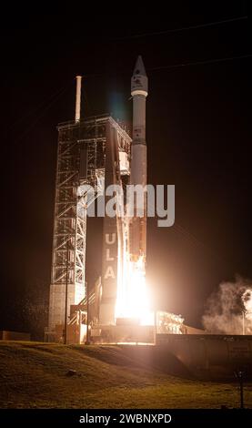 Die Atlas V-Rakete der United Launch Alliance mit dem Solar Orbiter hebt am 9. Februar 2020 um 23:03 Uhr EST vom Space Launch Complex 41 auf der Cape Canaveral Air Force Station in Florida ab. Solar Orbiter ist eine internationale Kooperationsmission der ESA (European Space Agency) und der NASA. Ziel der Mission ist es, die Sonne, ihre äußere Atmosphäre und den Sonnenwind zu untersuchen. Die Raumsonde wird die ersten Bilder der Sonnenpole liefern. Die Raumsonde wurde von Airbus Defence and Space entwickelt. Das Launch Services Program der NASA mit Sitz in Kennedy leitete den Start. Stockfoto