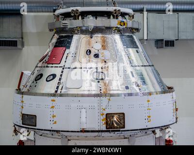 Orions Artemis I Crew- und Servicemodul-Stack wurde am 11. November 2019 aus der FAST Cell geholt. Die Module wurden gesteckt, gestapelt und mit einem Vertikator für den Transport zur Plum Brook Station für Umweltprüfungen und später für die Installation von Panels und Solarzellen gedreht. Stockfoto