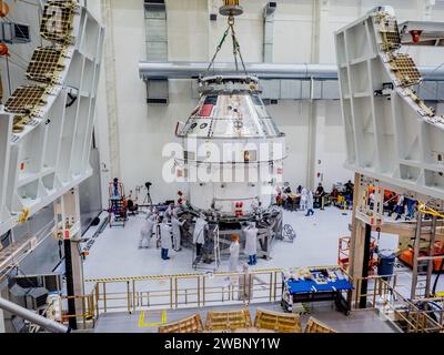 Die Orion Crew und das Servicemodul für Artemis I wurden am 11. November 2019 aus der SCHNELLZELLE geholt. Die Module wurden gestapelt und verbunden und dann an einem Vertikator befestigt, um sich von vertikal nach horizontal zu drehen und zur Plum Brook Station für Umwelttests zu transportieren. Nach den Tests kehrt das Raumschiff zum Kennedy Space Center zurück, wo es die finale Installation von Panels und Solaranlagen ermöglicht. Stockfoto