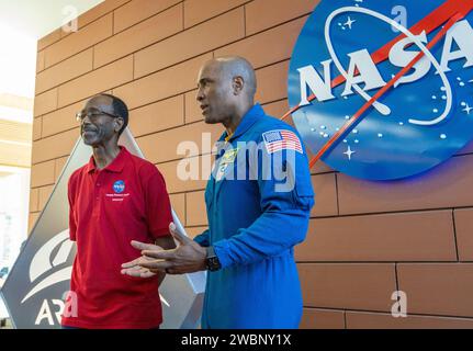 Über 37.000 Besucher besuchten das Open House der NASA Langley, beginnend mit dem jährlichen 5K Moon Walk Run. Der X59-Pilot Nils Larson und der Astronaut Victor Glover vereinen sich im Hangar, der von Clayton Turner geleitet wurde. Stockfoto