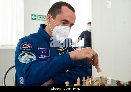 Petr Dubrov von Roscosmos spielt am Dienstag, den 6. Oktober 2020, im Cosmonaut Hotel in Baikonur, Kasachstan, ein Schachspiel 64. Am 14. Oktober soll die erste Crew der Expedition 64 der russischen Kosmonauten Sergej Ryzhikow und Sergej Kud-Swerchkow aus Roscosmos sowie der NASA-Astronautin Kate Rubins zur Internationalen Raumstation starten. Stockfoto