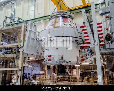 Die NASA holte die Orion Crew und das Servicemodul für Artemis I am 11. November 2019 aus der FAST Cell, um die Umwelt in der Plum Brook Station zu testen. Stockfoto