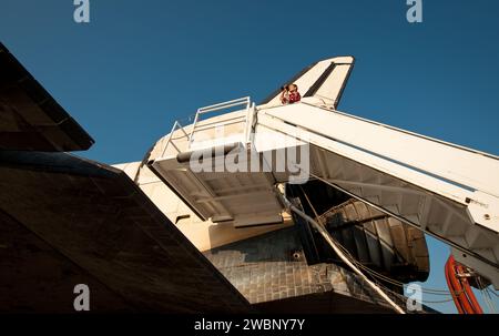 NASA und Auftragnehmer arbeiten am Space Shuttle Atlantis in der Kennedy Space Center Shuttle Landing Facility (SLF) kurz nach der Landung von Atlantis (STS-135) am frühen Donnerstagmorgen, 21. Juli 2011, in Cape Canaveral, Fla. Insgesamt verbrachte Atlantis 307 Tage im Weltraum und legte während seiner 33 Flüge fast 126 Millionen Meilen zurück. Atlantis, der vierte Orbiter, startete auf seiner ersten Mission am 3. Oktober 1985. Stockfoto