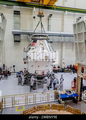 Am 11. November 2019 wurden die Artemis I Crew- und Servicemodule von Orion aus der SCHNELLEN Zelle geholt, gesteckt, gestapelt und mit einem Vertikator für den Transport zur Plum Brook Station für Umwelttests und anschließende Installation von Panels und Solarzellen gedreht. Stockfoto