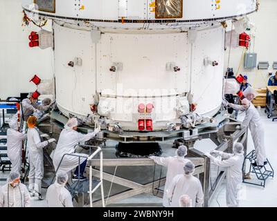 Die Orion Crew und das Servicemodul für Artemis I wurden am 11. November 2019 aus der SCHNELLZELLE geholt. Die Module wurden gestapelt, gesteckt und mit einem Vertikator für den Transport zur Plum Brook Station gedreht, wo sie getestet und später installiert wurden. Stockfoto