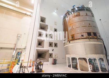 Am 8. April 2016 brachten Ingenieure und Techniker den testartikel des Orion-Servicemoduls in die Hallzeit-Akustik-Testanlage der Plum Brook Station des NASA Glenn Research Centers in Sandusky, Ohio. Die akustischen Tests sollen am 18. April beginnen. Die blaue Struktur auf dem testartikel ist ein Massensimulator, der das Orion Crew-Modul repräsentiert...der testartikel wird mit mindestens 152 Dezibel und 20-10'000 Hertz Schalldruck und Vibration gesprengt, um die intensiven Geräusche zu simulieren, denen das Orion Servicemodul ausgesetzt ist während des Starts und des Aufstiegs in den Weltraum auf der ag Stockfoto