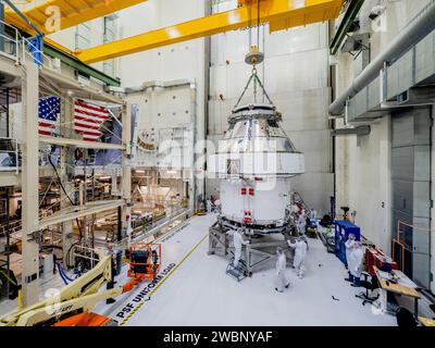Die Orion Crew und das Servicemodul für Artemis I wurden am 11. November 2019 aus der SCHNELLZELLE geholt. Die Module wurden mit einem Vertikator für den Transport zur Plum Brook Station der NASA in Sandusky, Ohio, für Umwelttests vor der endgültigen Installation von Paneelen und Solaranlagen gesteckt, gestapelt und gedreht. Stockfoto