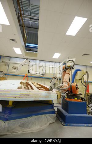 Techniker von Textron in Wilmington, Massachusetts, brachten am 22. Mai 2013 Ablativmaterial von Avcoat auf die Wabenstruktur des Wärmeschutzträgers EFT-1 Orion auf. Stockfoto