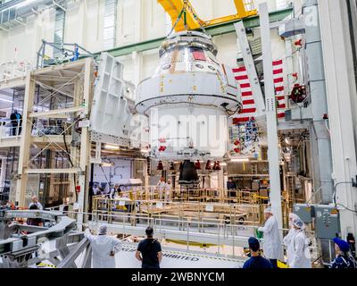 Orions Crew- und Servicemodul-Stack für Artemis I wurde von der SCHNELLEN Zelle für den Transport zur Plum Brook Station für Umwelttests mit anschließender Installation von Panel und Solar-Array im Kennedy Space Center befördert. Stockfoto
