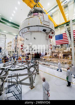 Am 11. November 2019 holte die NASA den Orion Crew- und Servicemodul-Stack für Artemis I aus der FAST Cell für die Plum Brook Station Environmental Testing, wobei die finale Installation des Panels und der Solaranlage später im Kennedy Space Center stattfinden sollte. Stockfoto