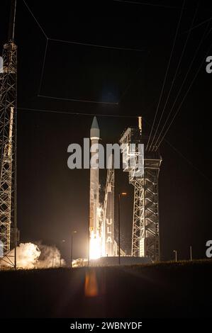 Die Atlas V-Rakete der United Launch Alliance mit dem Solar Orbiter hebt am 9. Februar 2020 um 23:03 Uhr EST vom Space Launch Complex 41 auf der Cape Canaveral Air Force Station in Florida ab. Solar Orbiter ist eine internationale Kooperationsmission der ESA (European Space Agency) und der NASA. Ziel der Mission ist es, die Sonne, ihre äußere Atmosphäre und den Sonnenwind zu untersuchen. Die Raumsonde wird die ersten Bilder der Sonnenpole liefern. Die Raumsonde wurde von Airbus Defence and Space entwickelt. Das Launch Services Program der NASA mit Sitz in Kennedy leitete den Start. Stockfoto