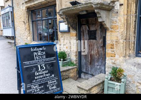 Das Porch House Pub, Inn und Hotel in Stow on the Wold Gloucestershire, das als Englands ältestes Inn um 947 n. Chr. gilt, Cotswolds, England, UK, 2023 Stockfoto