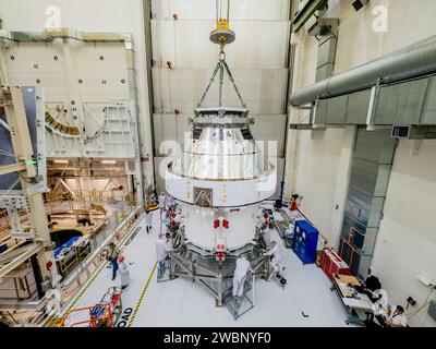 Orions Crew- und Servicemodul-Stack für Artemis I wurde am 11. November 2019 aus der SCHNELLZELLE geholt. Die Module wurden gestapelt, gesteckt und mit einem Vertikator gedreht, um sie zur Plum Brook Station zu transportieren, um Umweltprüfungen durchzuführen und anschließend die Endplatten und Solaranlagen zu installieren. Stockfoto